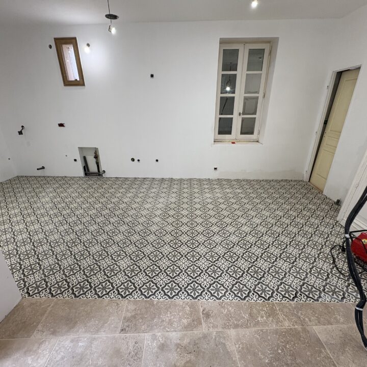 Pose d'un carrelage imitation carreaux ciment format 20x20 dans une maison en rénovation en plein coeur du centre ville de Grenade sur Garonne.