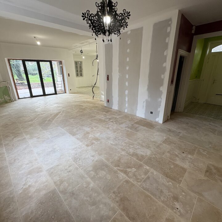 Pose d'un véritable travertin format 60x40 dans une maison en rénovation en plein coeur du centre ville de Grenade sur Garonne.